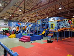 un'area giochi al coperto con un parco acquatico di La Chiave Boutique Apartment by Stefan Free Parking a Kalsdorf bei Graz