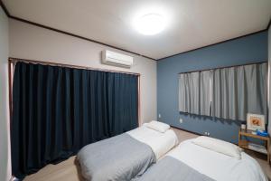 En eller flere senge i et værelse på Blue moon house miyama
