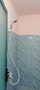 een douche met een douchekop in een badkamer bij Vibi motel in Phan Thiet