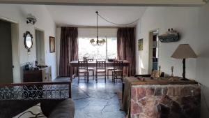 a living room with a couch and a table at Chalet de campo in Piriápolis