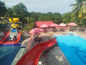 una piscina del resort con scivolo e un parco acquatico di Villa Itzae Hotel - Piscina y Naturaleza a Viotá Altre 21 foto