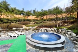 Bazén v ubytování The K Hotel Gyeongju nebo v jeho okolí