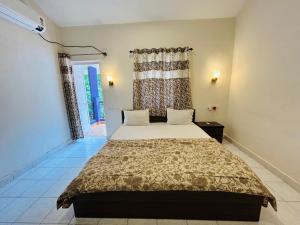 En eller flere senge i et værelse på Candolim beach apartment goa
