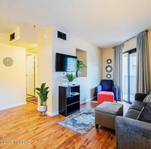 ein Wohnzimmer mit Sofa und Fernseher in der Unterkunft Copper Star Condominiums in Tucson