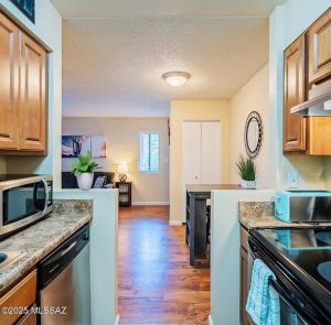 eine Küche mit Holzböden und eine Küche mit einer Arbeitsplatte in der Unterkunft Copper Star Condominiums in Tucson