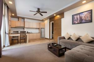 un soggiorno con un divano e un tavolo di Clover Hotel a Phumĭ Prêk Chrey