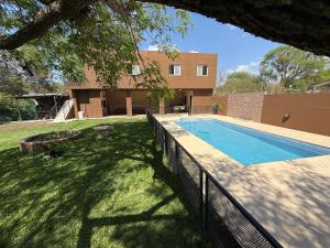a backyard with a swimming pool and a house at La catalina in San Antonio