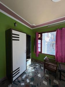 ภาพในคลังภาพของ Being Himalayan Chojh ในManīkaran