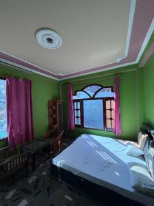 เตียงในห้องที่ Being Himalayan Chojh