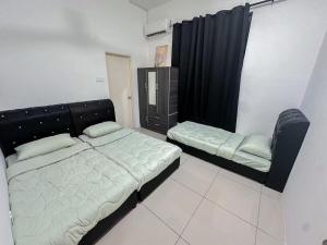 ein Schlafzimmer mit einem Bett und einem Stuhl darin in der Unterkunft Kulim Modern Bungalow in Kulim + 10 Fotos