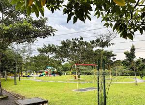 einen Park mit Schaukel und Spielplatz in der Unterkunft Kulim Modern Bungalow in Kulim
