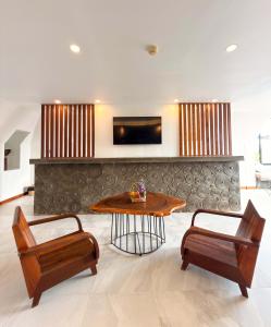 een eetkamer met een tafel en twee stoelen bij Riversoul Boutique in Siem Reap