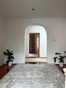 een witte kamer met een groot bed. bij Nurdan Guest House in Kara-Koo