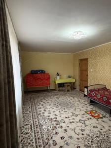 een kamer met een bed en een tafel. bij Nurdan Guest House in Kara-Koo