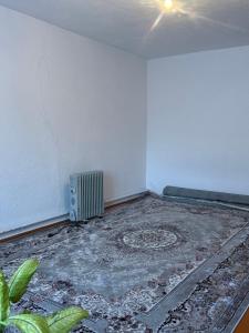 een hoek van een kamer met een verwarming op de vloer bij Nurdan Guest House in Kara-Koo +2 foto's