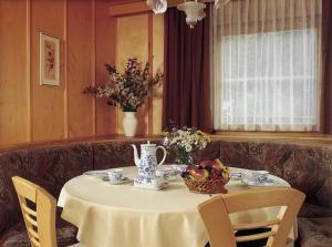 Restauracja lub miejsce do jedzenia w obiekcie Ramsauer Sonnenalm