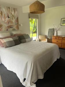 En eller flere senge i et værelse på The Lighthouse - Stunning Sun Filled Home + 17 billeder