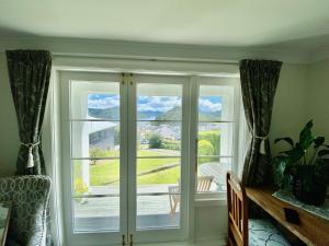 eine Glasschiebetür mit Blick auf eine Veranda in der Unterkunft Milberry House in Picton
