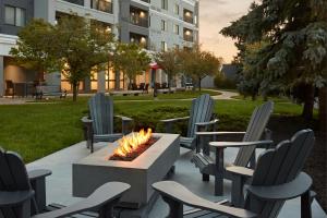 Et opholdsområde på Courtyard by Marriott Mississauga-Airport Corporate Centre West