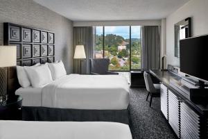 Giường trong phòng chung tại Renaissance Asheville Downtown Hotel +57 ảnh