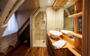 een badkamer met een wastafel en een douche bij Maison de la Fraternité in Ribeauvillé