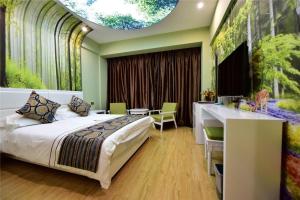 een slaapkamer met een bed en een tafel en een keuken bij Dali Dayu Hotel in Dali +236 foto's