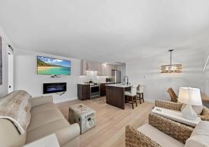 ein Wohnzimmer mit Couch und ein Esszimmer in der Unterkunft Newly Renovated LBI Home 4 Houses to the Beach in Long Beach