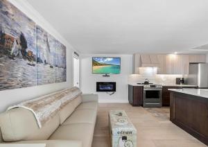 ein Wohnzimmer mit Sofa und eine Küche in der Unterkunft Newly Renovated LBI Home 4 Houses to the Beach in Long Beach