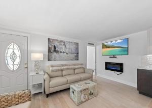ein Wohnzimmer mit Sofa und Fernseher in der Unterkunft Newly Renovated LBI Home 4 Houses to the Beach in Long Beach + 25 Fotos