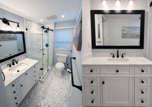 ein weißes Badezimmer mit Waschbecken und Dusche in der Unterkunft Newly Renovated LBI Home 4 Houses to the Beach in Long Beach