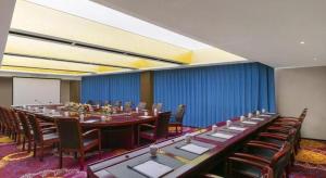 een grote conferentieruimte met een lange tafel en stoelen bij Dengfeng Chanwu Hotel in Dengfeng