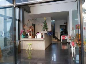 eine Ladenfront mit einem Weihnachtsbaum auf der Theke in der Unterkunft Sabai @ Chumphae Hotel in Chum Phae