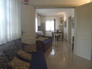 een woonkamer met twee banken en een tafel bij Huge Holiday Home in Marina di Castagneto Carducci near Sea in Donoratico