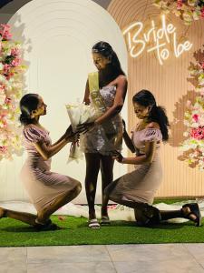 een groep vrouwen die naast elkaar staan bij Villa Mossa Ambalangoda Boutique villa in Ambalangoda +105 foto's