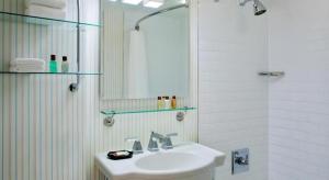 une salle de bain avec un lavabo et une douche avec un miroir dans l'établissement Hotel Baltimore Downtown-Inner Harbor, à Baltimore 27 autres photos