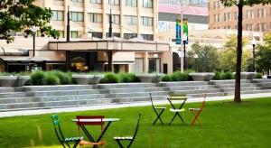un groupe de chaises et de tables dans un parc dans l'établissement Hotel Baltimore Downtown-Inner Harbor, à Baltimore