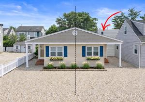 ein Haus mit einem roten Pfeil, der darauf zeigt in der Unterkunft Newly Renovated LBI Home 4 Houses to the Beach in Long Beach