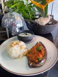 een bord met rijst, vlees en saus bij 90 Hostel in Ban Nua