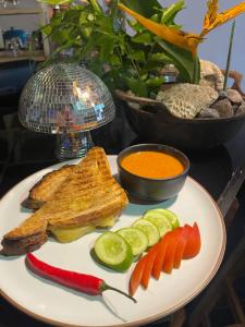 een bord met toast en groenten op een tafel bij 90 Hostel in Ban Nua +3 foto's