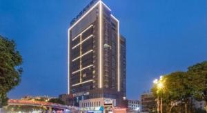 un grand bâtiment dans une ville la nuit dans l'établissement Fortune Hotel Ningde, à Ningde