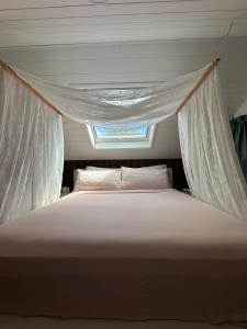 una camera da letto con un letto con zanzariera di Brigidas Guest House a Bairnsdale Altre 27 foto