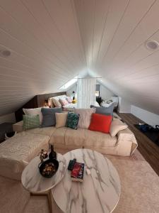 een woonkamer met een bank en een tafel bij Brigidas Guest House in Bairnsdale