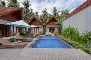 a villa with a swimming pool and a resort at Lavanya Villa in Nusa Penida