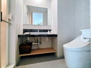 een badkamer met een wastafel en een toilet bij New Grand Hotel in Shinjo +10 foto's