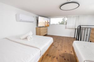 En eller flere senge i et værelse på The Margalit Suite - Gesher Haziv + 29 billeder