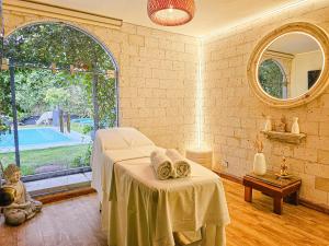 a bedroom with a bed and a large window at HCHOTELS Rivero520 in Arequipa