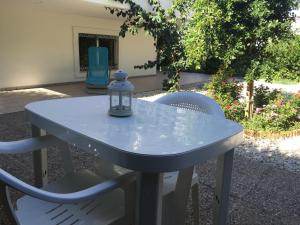 una mesa azul con dos sillas y una luz en ella en Best location in Vrachati, en Vrachati