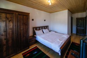 Tempat tidur dalam kamar di КАЛПАЦИТЕ - Kalpacite Guest Houses