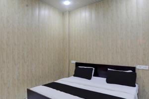 En eller flere senge i et værelse på Hotel O Sky Guest House