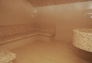 חדר רחצה ב-Corp Executive Hotel Doha Suites